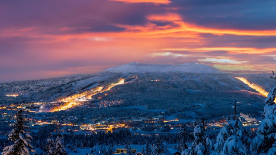 Trysil skigebieden naar Noorwegen in de avond.